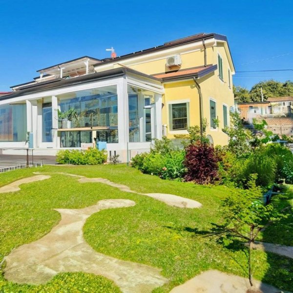 casa indipendente in vendita a Sarzana