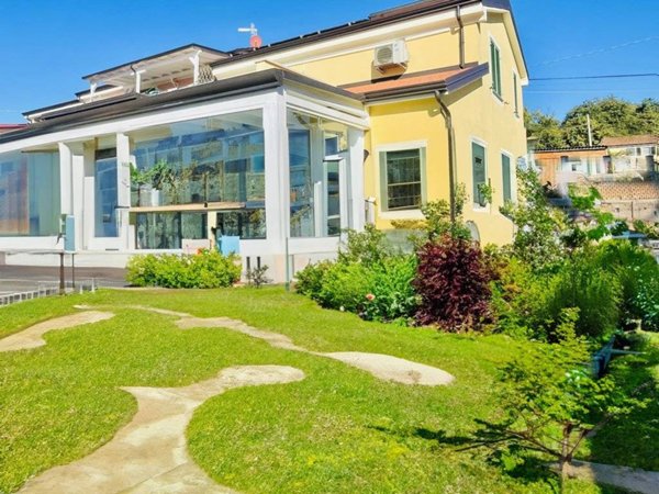 casa indipendente in vendita a Sarzana