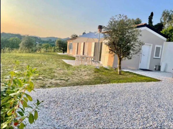 casa indipendente in vendita a Sarzana