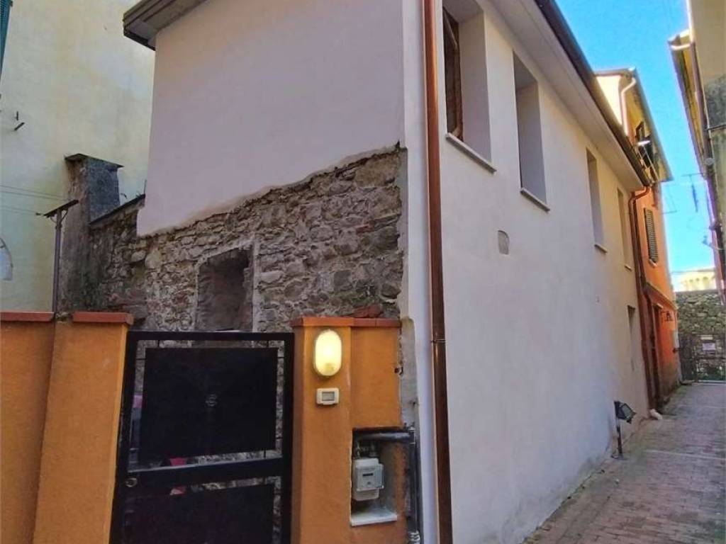 casa indipendente in vendita a Sarzana