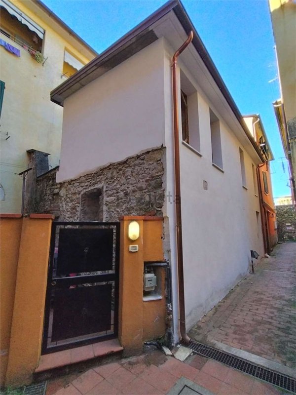 casa indipendente in vendita a Sarzana