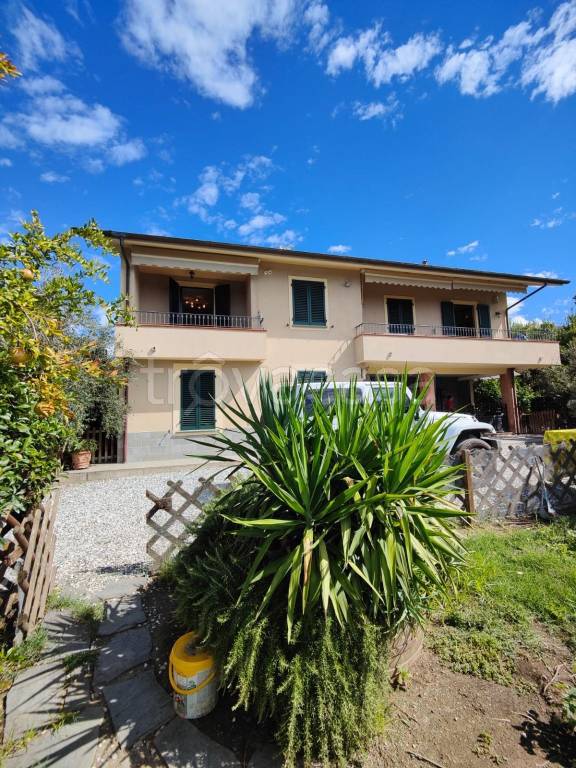 casa indipendente in vendita a Sarzana
