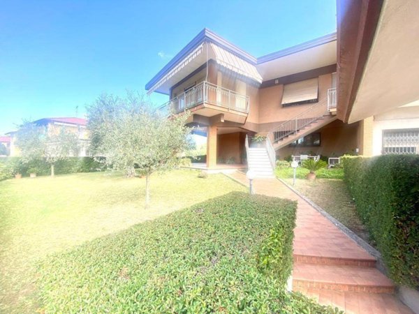 casa indipendente in vendita a Sarzana