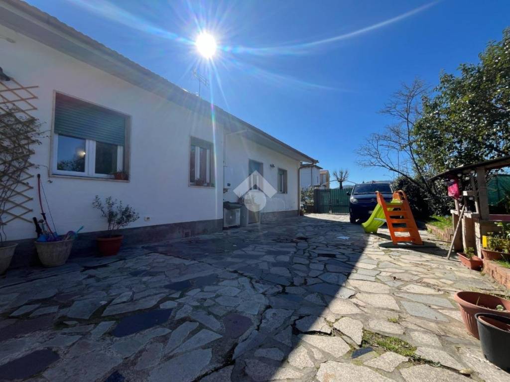 casa indipendente in vendita a Sarzana