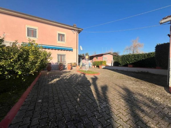 casa indipendente in vendita a Sarzana