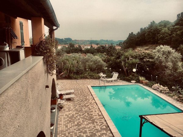 esavano in vendita a Sarzana