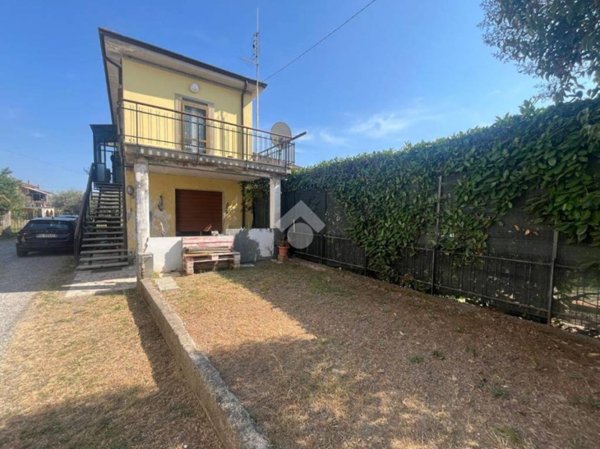 casa indipendente in vendita a Sarzana