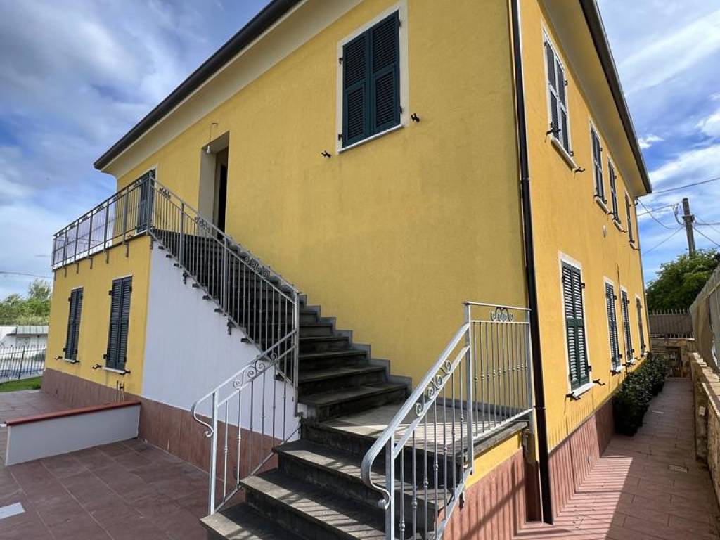 appartamento in vendita a Sarzana in zona Falcinello