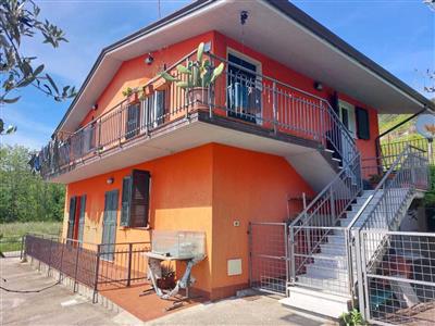 casa indipendente in vendita a Sarzana
