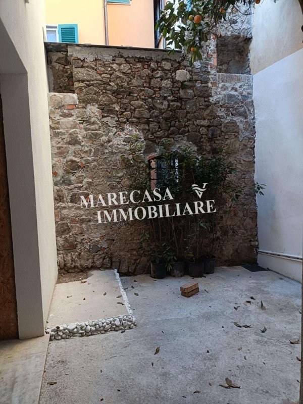 intera palazzina in vendita a Sarzana
