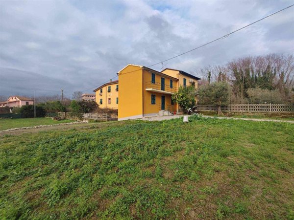 casa indipendente in vendita a Sarzana