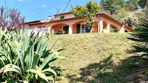 casa indipendente in vendita a Sarzana