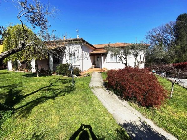 casa indipendente in vendita a Sarzana