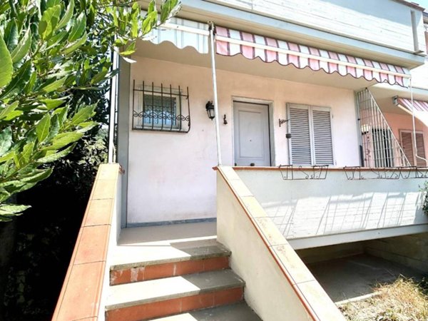 casa indipendente in vendita a Sarzana