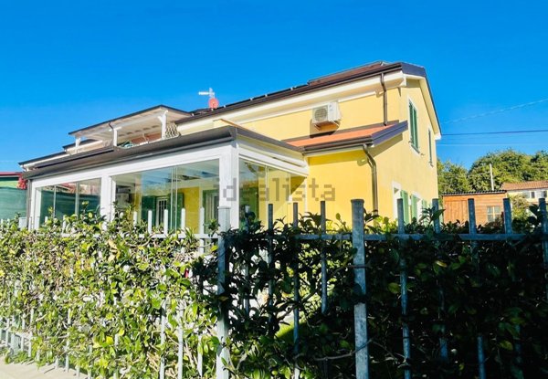 casa indipendente in vendita a Sarzana