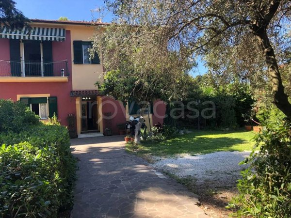 casa indipendente in vendita a Sarzana