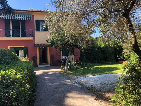 casa indipendente in vendita a Sarzana