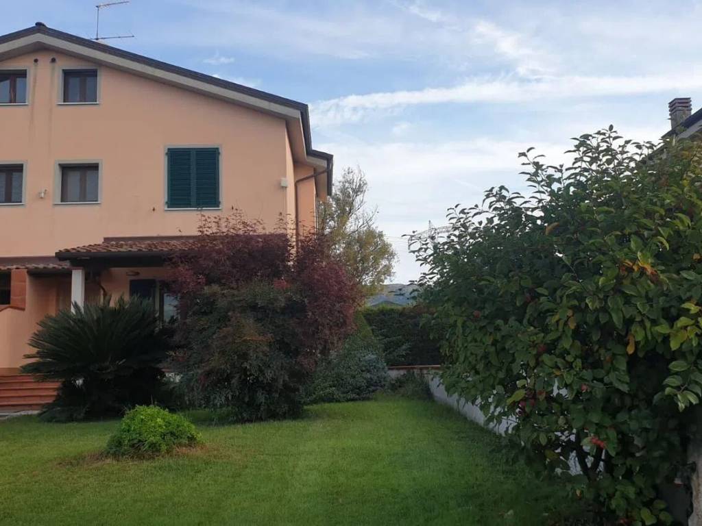 casa indipendente in vendita a Sarzana