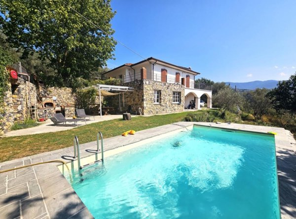 casa indipendente in vendita a Sarzana