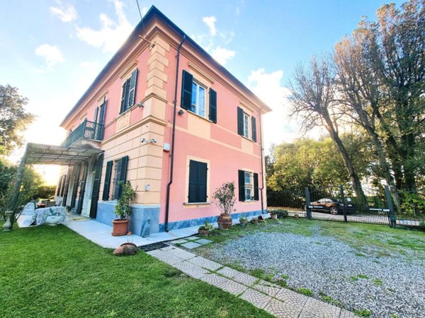 casa indipendente in vendita a Sarzana