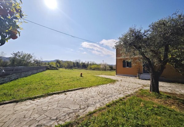 casa indipendente in vendita a Sarzana