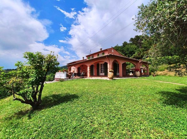 casa indipendente in vendita a Sarzana