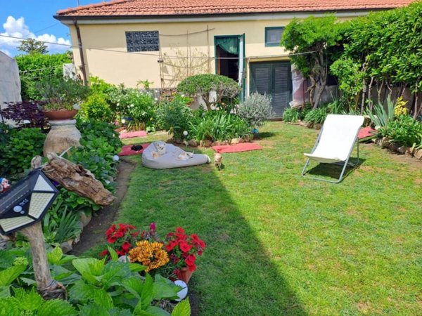 casa indipendente in vendita a Sarzana