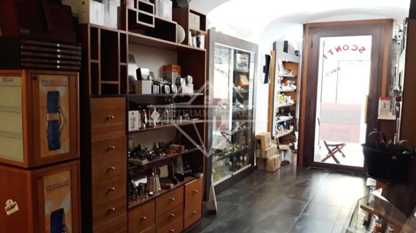 locale commerciale in vendita a Sarzana