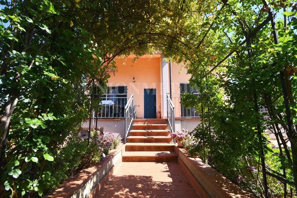 casa indipendente in vendita a Sarzana
