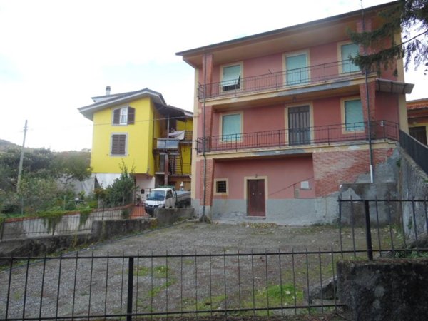 casa indipendente in vendita a Sarzana