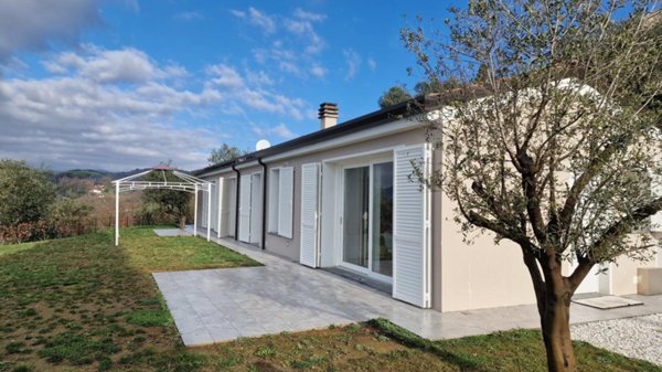 casa indipendente in vendita a Sarzana