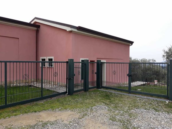 casa indipendente in vendita a Sarzana