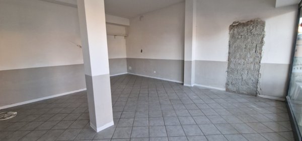 locale commerciale in vendita a Sarzana