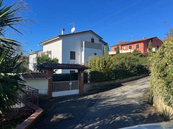 casa indipendente in vendita a Sarzana