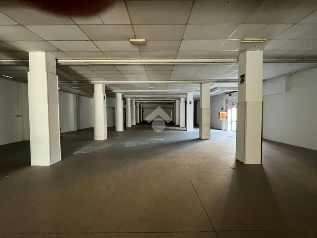 locale commerciale in vendita a Sarzana