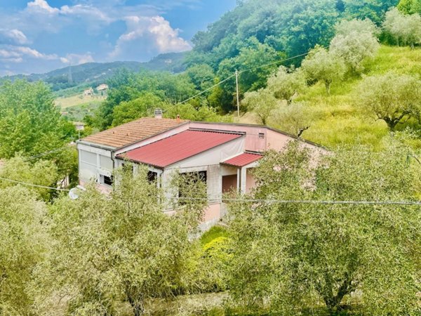casa indipendente in vendita a Sarzana