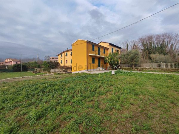 casa indipendente in vendita a Sarzana