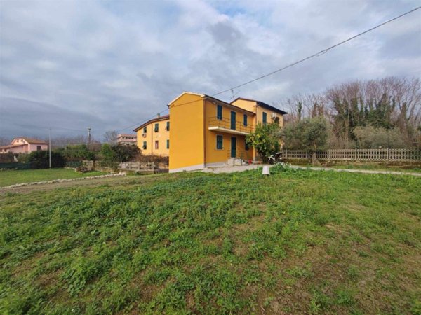 casa indipendente in vendita a Sarzana