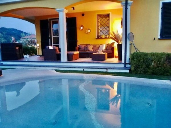 casa indipendente in vendita a Sarzana