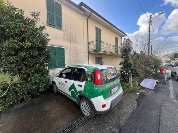 casa indipendente in vendita a Sarzana