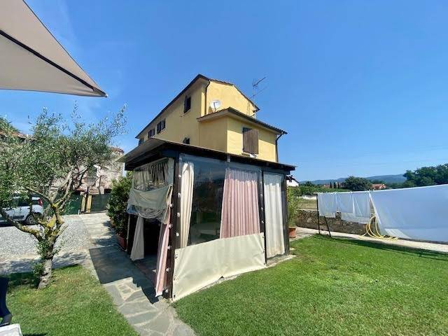casa indipendente in vendita a Sarzana