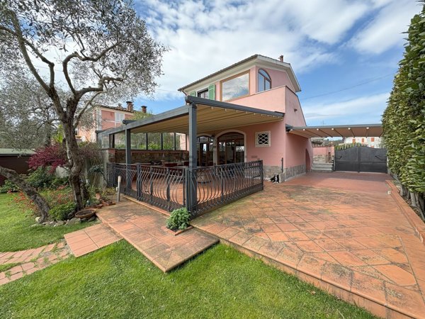 casa indipendente in vendita a Sarzana