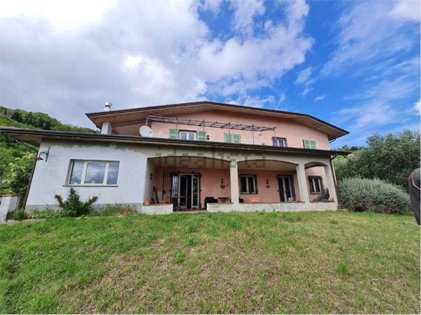 casa indipendente in vendita a Sarzana