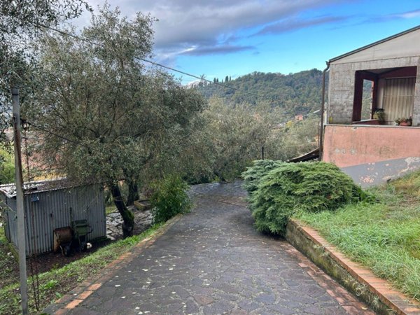 casa indipendente in vendita a Sarzana