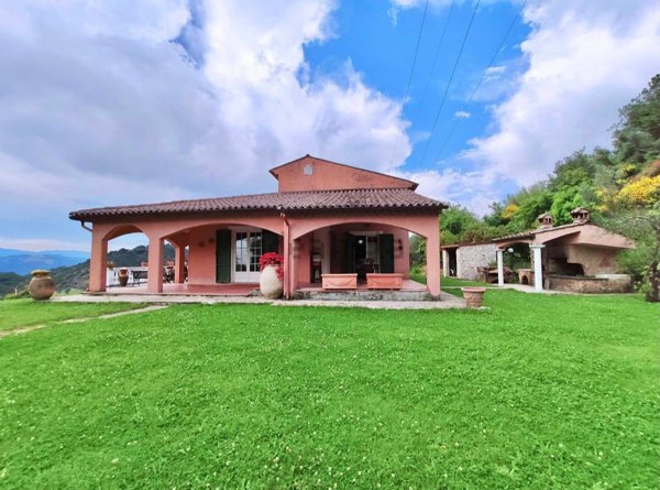 casa indipendente in vendita a Sarzana