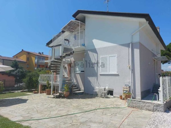 casa indipendente in vendita a Sarzana