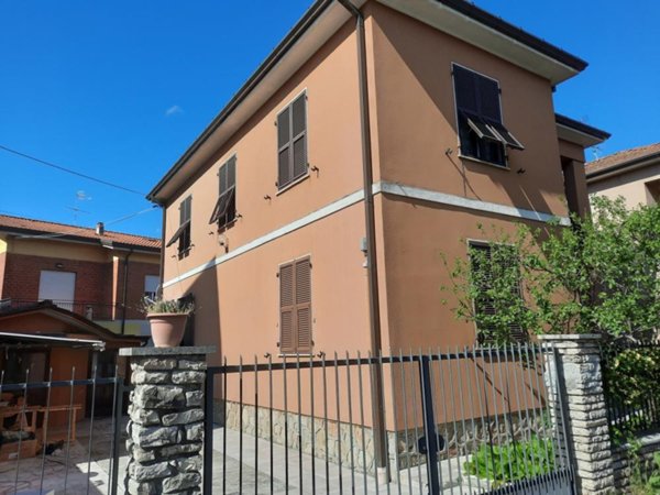 casa indipendente in vendita a Sarzana