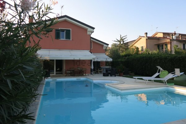 casa indipendente in vendita a Sarzana