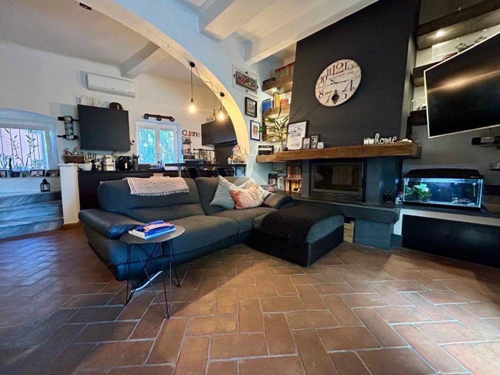 casa indipendente in vendita a Sarzana