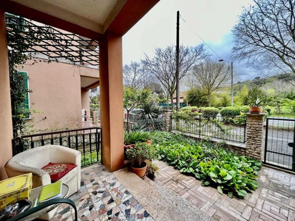 casa indipendente in vendita a Sarzana